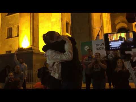 რუსთაველზე აქციის ერთ-ერთმა მონაწილემ შეყვარებულს ხელი სთხოვა (ვიდეო)