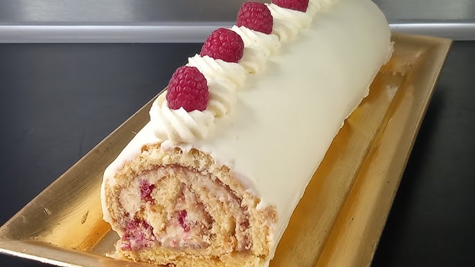 buche du nouvel an aux framboises et chocolat blanc au spray velours 