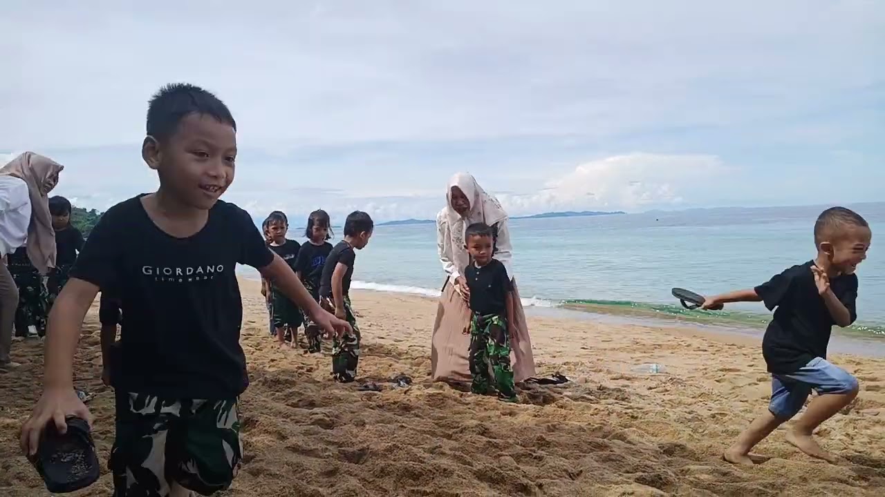 Penerimaan rapot kami pantai Lalos gaisss.. 
