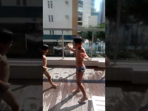 Desafios de pulos na piscina