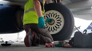 Boeing B737-700 Main Landing Gear Wheel Removal Installation