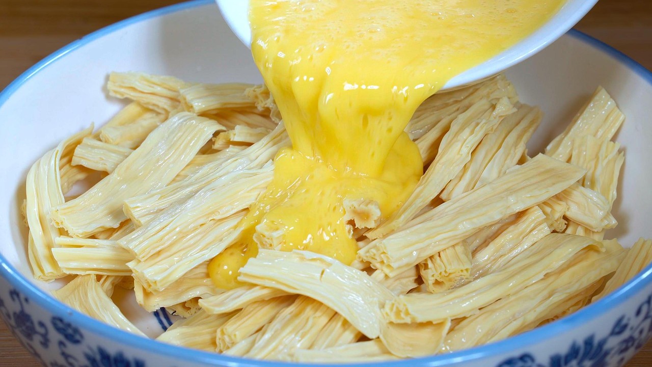 把鸡蛋倒进腐竹里，最近这个做法火了，咸香劲道的腐竹鸡蛋吸满了汤汁，好吃又下饭#like #cooking #food #吃货推荐官