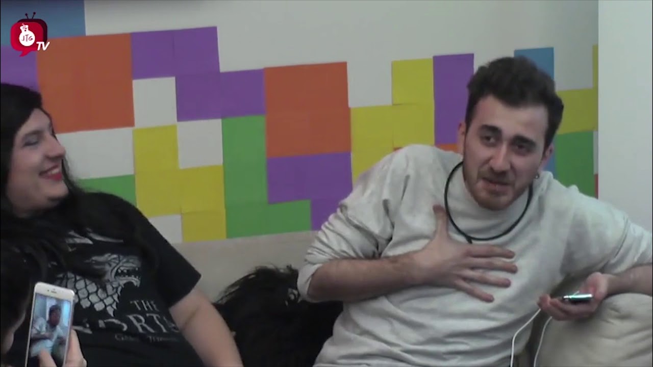 Levo, Ferit'i öpüyor