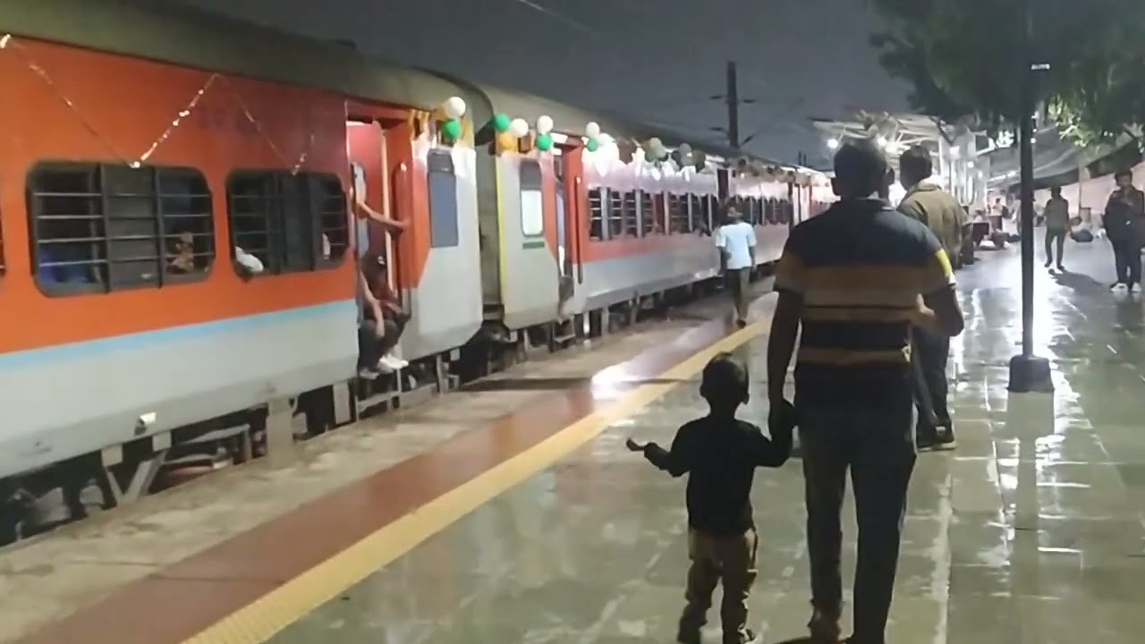 CNB Wap 7 37311 (12417) Prayagraj express departing from prayagraj jn.