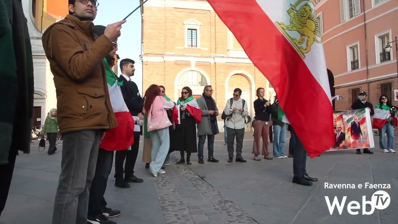 Ravenna, manifestazione della comunità iraniana in piazza del Popolo