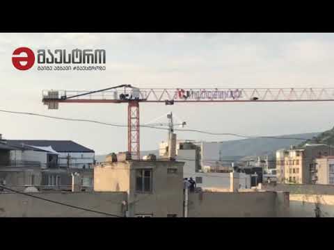 კორპუსის სახურავზე დამალული დემონსტრანტები პოლიციამ დააკავა