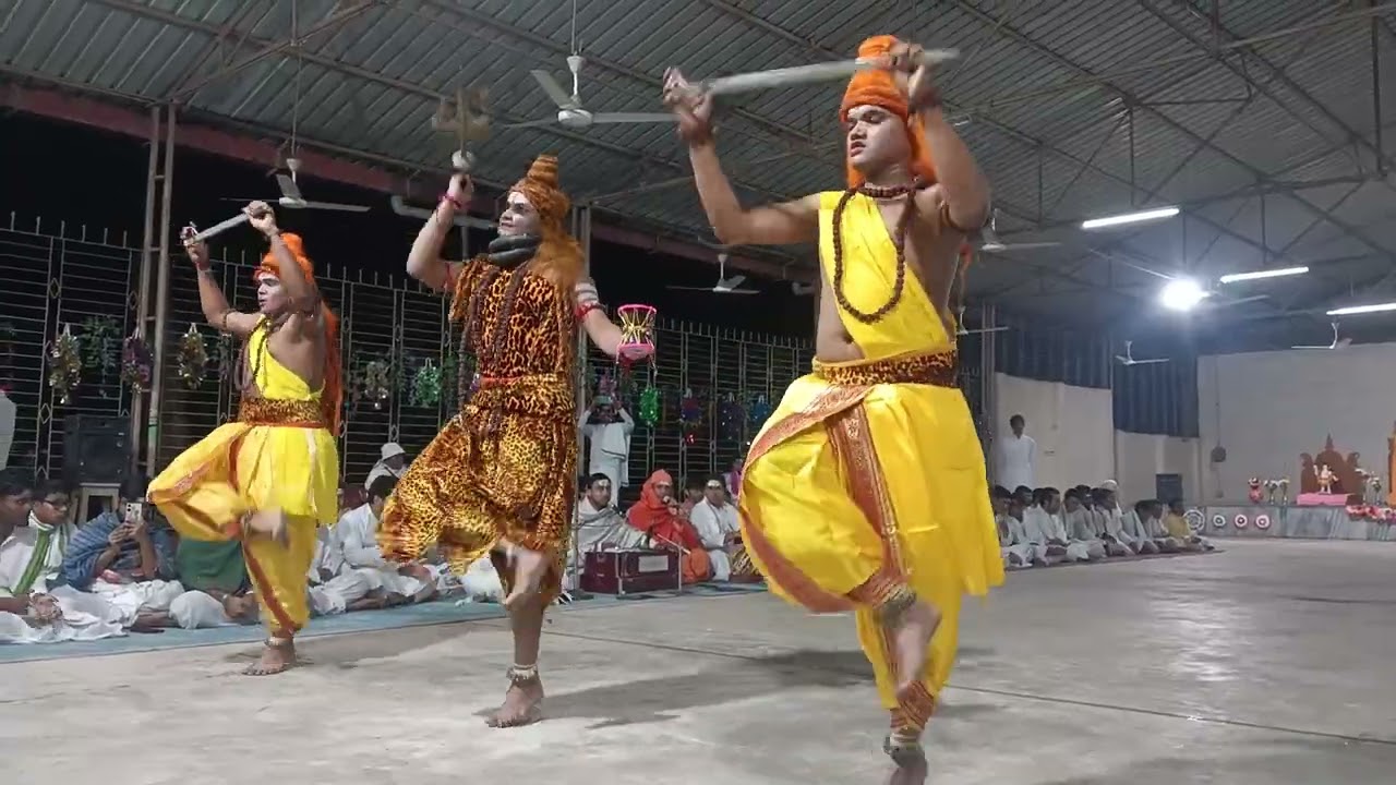 শিবঠাকুরের গানে নাচ করছিল প্রথম বর্ষের ছেলেরা।