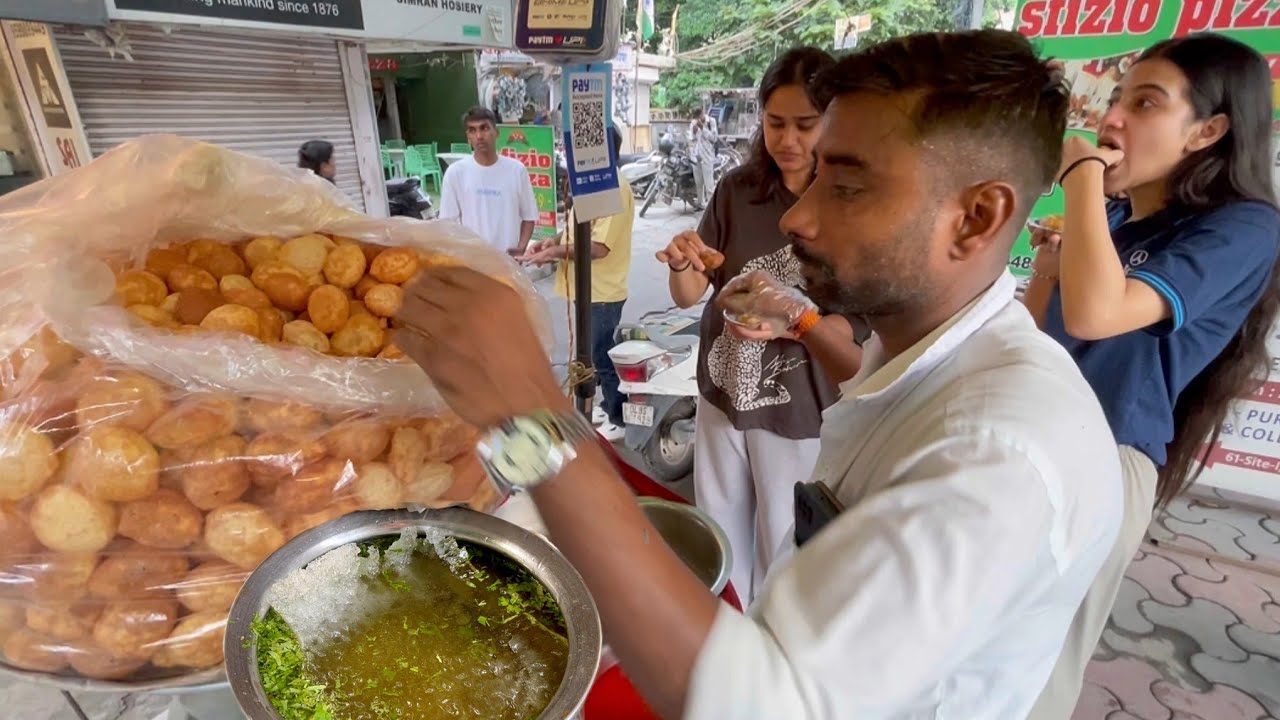 Fuchka King loved by Delhi girls | 8 yrs experience Panipuri seller | Indian street food 