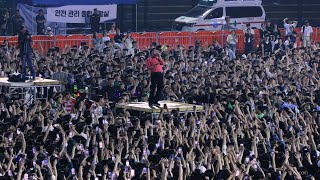 객석 중간 카메라 단상에서 노래하는 싸이 - 걱정 말아요 그대, 예술이야 | 240522 단국대학교 천안 축제 | BOX