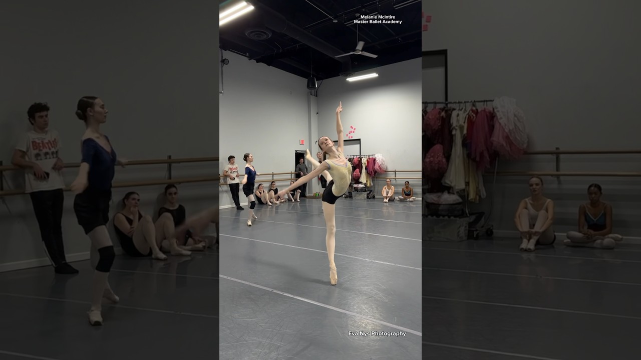 MELANIE BECOMING THE BLACK SWAN 😱🖤 