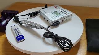 Walkman Sony MZ-R90 MiniDisc Player / Recorder with Remote - Earphones -Tote Bag