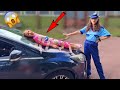 Une maman folle atache sa fille sur le capot de la  voiture sistersalipour vlog challenge