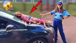 UNE MAMAN FOLLE ATACHE SA FILLE SUR LE CAPOT DE LA  VOITURE #sistersalipour #vlog #challenge