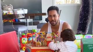 Romeo Santos jugando con su bebé