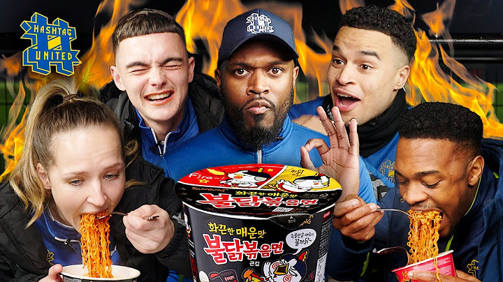 English Footballers try the FIRE NOODLE CHALLENGE!!🔥