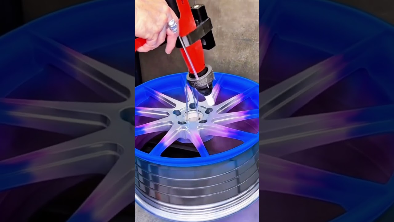 Painting the car wheel cap skillfully 