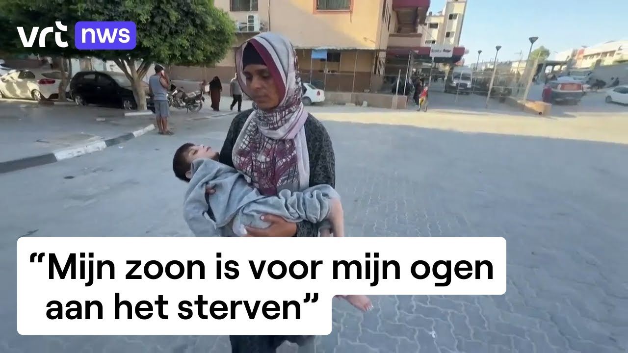 Moeder draagt ondervoede zoon naar ziekenhuis in Gaza