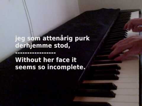 Skamlingsbanken (On the banks of the Wabash, far away) 1897 Music: P. WÃ¼rck = Paul Dresser(1857-1906) Lyrics: Theodor Julius Berg,(1865-1933) Piano Arrangement and improvisations by Erling Jan SÃ¸rensen www.erlingmusic.dk/ Hist hvor kornet gyldent bÃ¸lger sig for vinden, og hvor bÃ¸geskoven venligt titter frem, hvor min moder kyssed' tÃ¥rerne af kinden, ligger nu i dag mit kÃ¦re barndomshjem. SkÃ¸nt det nÃ¦sten er en men'skealder siden, jeg som attenÃ¥rig purk derhjemme stod, har min tanke dvÃ¦let ved det hele tiden, lige fra den stund, da jeg mit hjem forlod. Fra det fjerne, hjem til Danmark, iler tanken med de lyse minder om hver sorglÃ¸s da', jeg har tumlet mig i leg pÃ¥ Skamlingsbanken, Skamlingsbanken, barndomshjemmet langt herfra. Jeg er gammel, og nu har jeg kun tilbage sÃ¸de minder fra det kÃ¦re, gamle land, minder fra de glade lyse ungdomsdage, som jeg aldrig i mit liv forglemme kan. Fremfor alt, af denne verdens stÃ¸rste goder har jeg ejet her en gang pÃ¥ denne jord, en elskvÃ¦rdig, flittig fa'r og kÃ¦rlig moder, men nu er de borte, bÃ¥de fa'r og mo'r. Fra det fjerne ... O, hvor husker jeg endnu den smukke pige, hun, som var mit et og alt, da jeg var ung, som forlÃ¦ngst er vandret til de dÃ¸des rige, og hvis tab har gjort mig livets gang sÃ¥ tung. O, hvor fÃ¸ler jeg mig dog forladt og ene, til den dag, thi tiden er vist grumme nÃ¦r, jeg herovre lÃ¦gge skal de trÃ¦tte bene, langt fra hjemmet, og fra den jeg havde kÃ¦r. Fra det fjerne ... ---------- Round my Indiana homestead wave the <b>...</b>