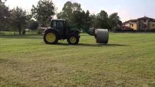 Raccolta rotoballe con John Deere 6430