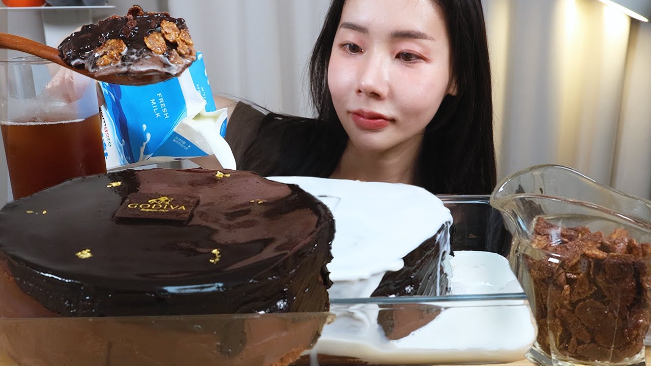 달콤하고 진한 고디바 초콜릿 케이크에 우유 말먹 먹방🍫 바삭한 초콜릿 콘푸로스트와 몰티저스까지! Rich Godiva Chocolate Cake with Milk Mukbang🍫