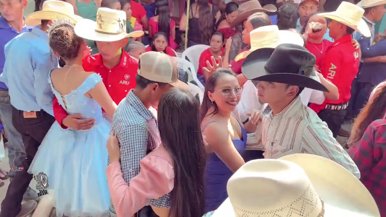 Agarradito mejor dice el Darwin 🤭 a si es el ambiente en la Catocha chiquimula 🇬🇹