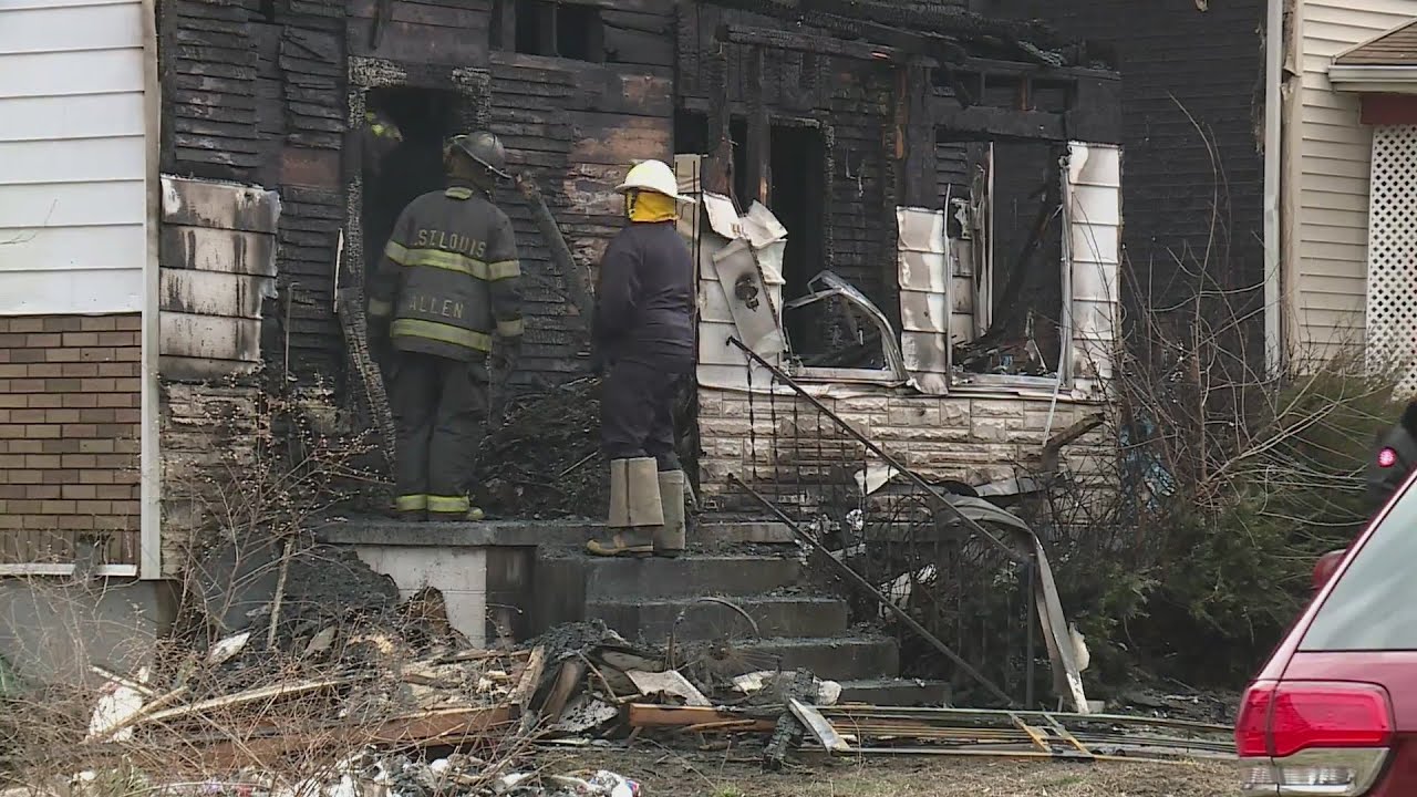 Man dies in house fire in East St. Louis - YouTube
