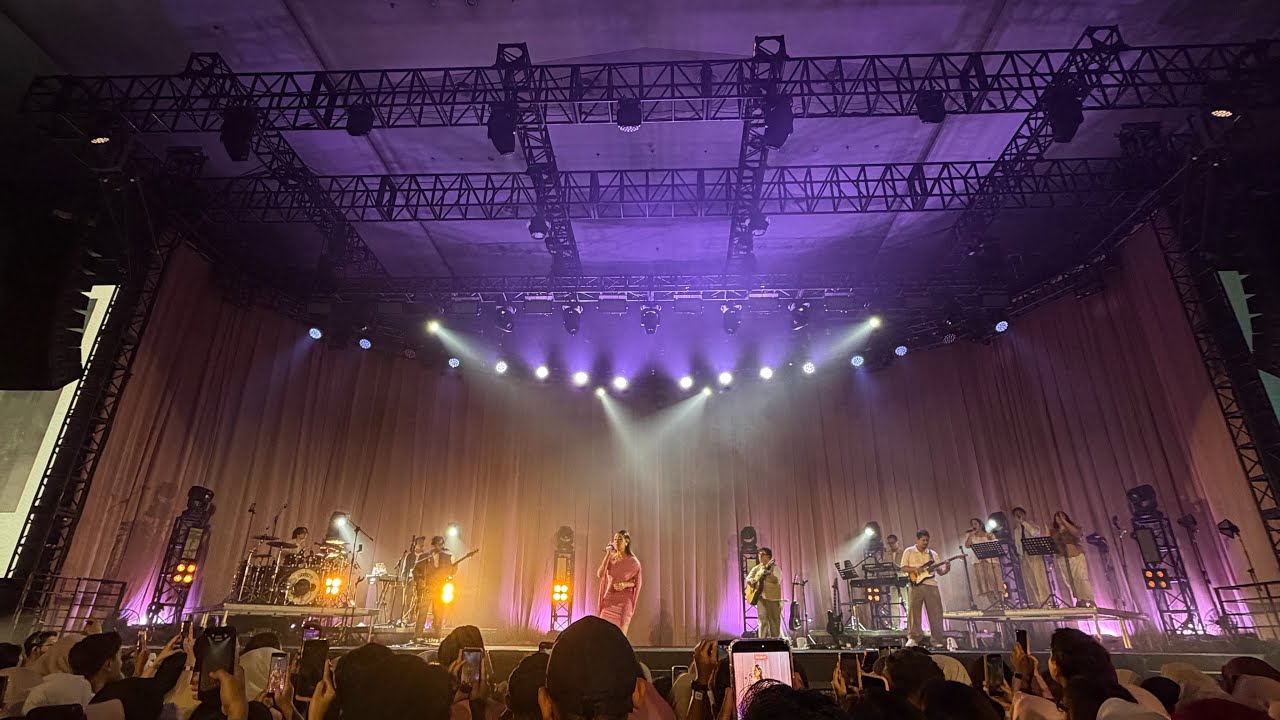 Raisa - Tak Berharap Lagi (Live at Ambivert Tour in Surabaya)