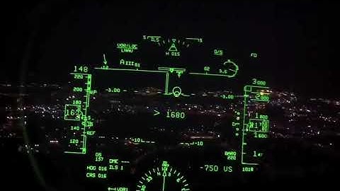 Boeing 737-800 ILS landing (HUD view)