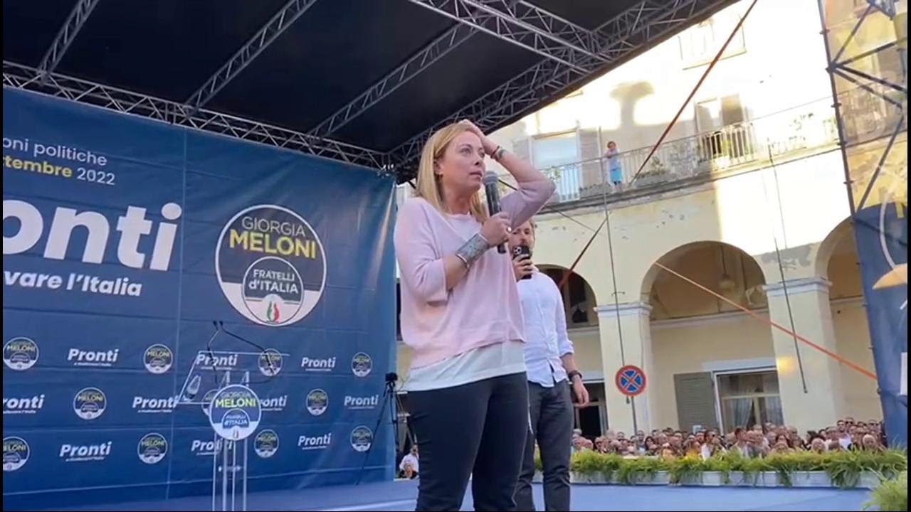 Meloni contestata a Caserta: 