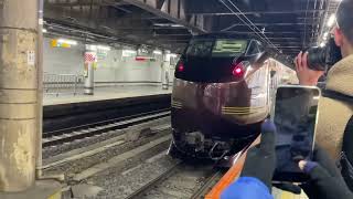 【上野〜会津若松間団臨】E655系が団体臨時列車としてミュージックホーンを2発鳴らして上野駅14番線を発車するシーン 2025年4月5日午前7時45分撮影