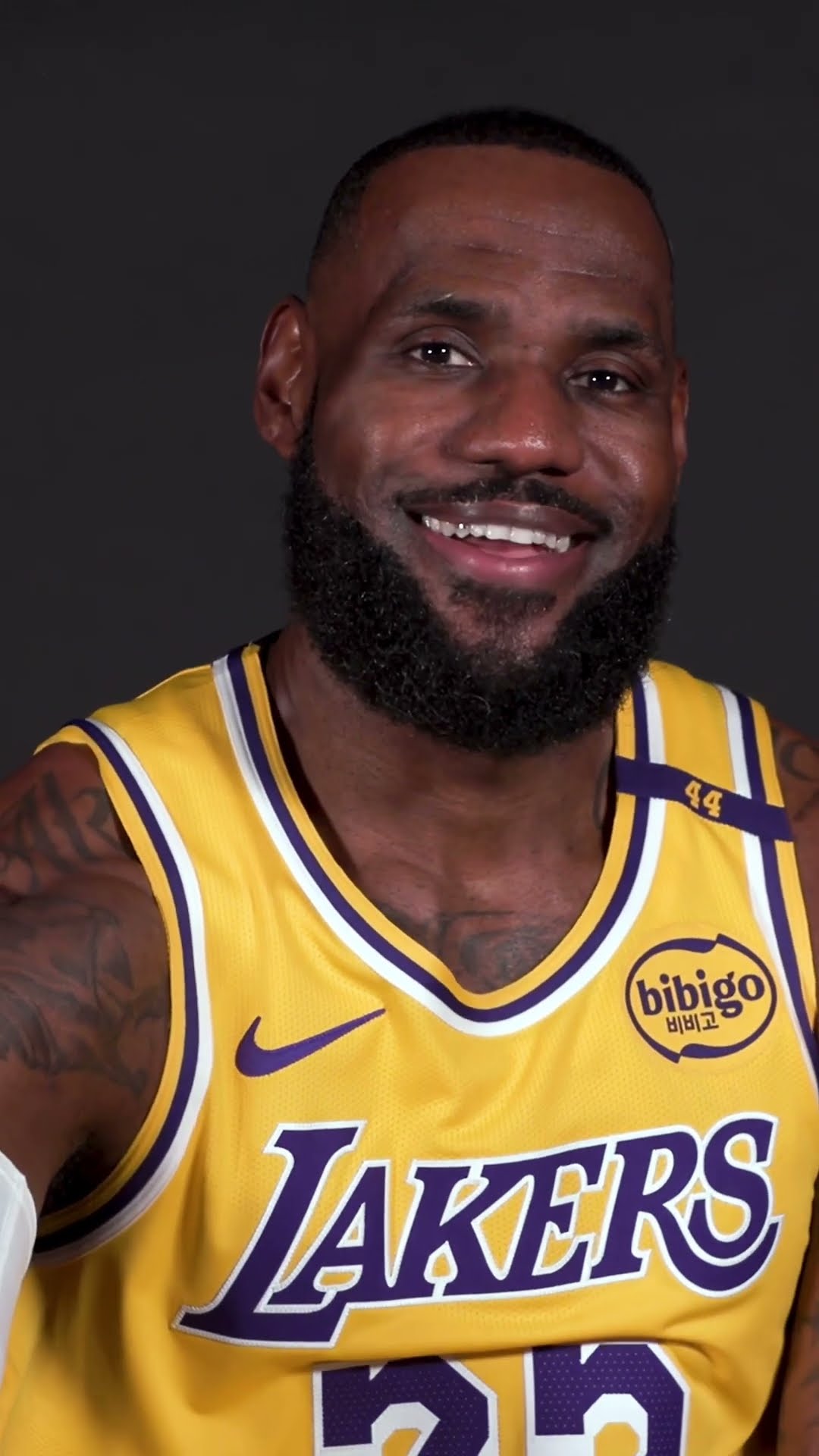 LeBron reacting to memes of himself ? (via lakers/TT)