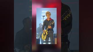 Billie Joe’s high-energy vocals on Green Day’s American Idiot