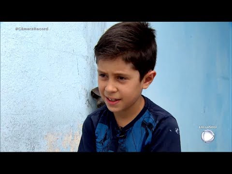 Menino de 8 anos faz cirurgia nas orelhas após bullying na escola