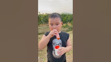 Cậu bé tốt bụng lần đầu ăn xúc xích và cái kết hài hước #shorts