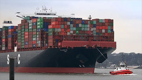 UASC 400 m Container Ship AL NEFUD - Port of Hamburg / Elbe River