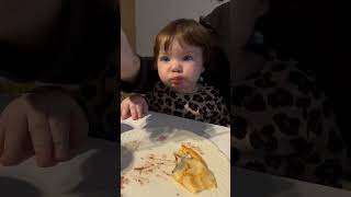 Маленькая девочка кушает блинчики с папой. Как многим взрослым хотелось бы снова почувствовать это.