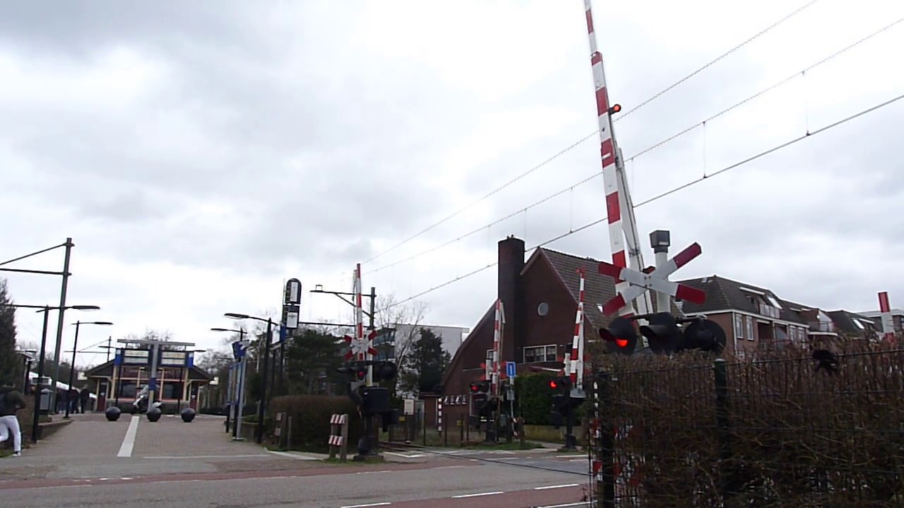 Spoorwegovergang Den Dolder // Dutch Railroad Crossing // ICMm kruist SNG