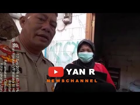 Polisi Bantu Antar Nenek di Cilincing Jakarta Utara