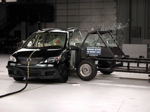 2005 Mazda MPV side IIHS crash test