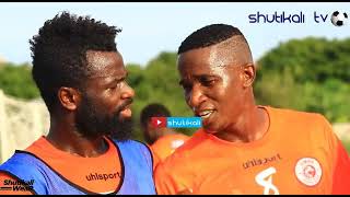 Cheki Morrison na Bwalya  walivyomkaribisha kocha  Gomez full utani