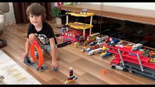 Mete Hotwheels Arabalarıyla Hedefi Vurmaya Çalışıyor