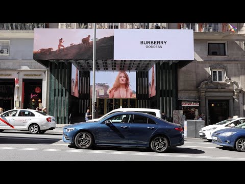 BURBERRY GODDESS LLEVA LA SABANA AFRICANA A LA GRAN VÍA