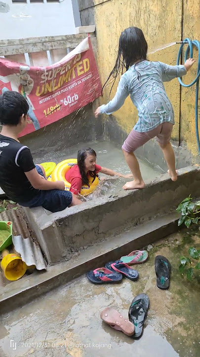 anak anak main di kolam kecil, suasana mandi hujan 3
