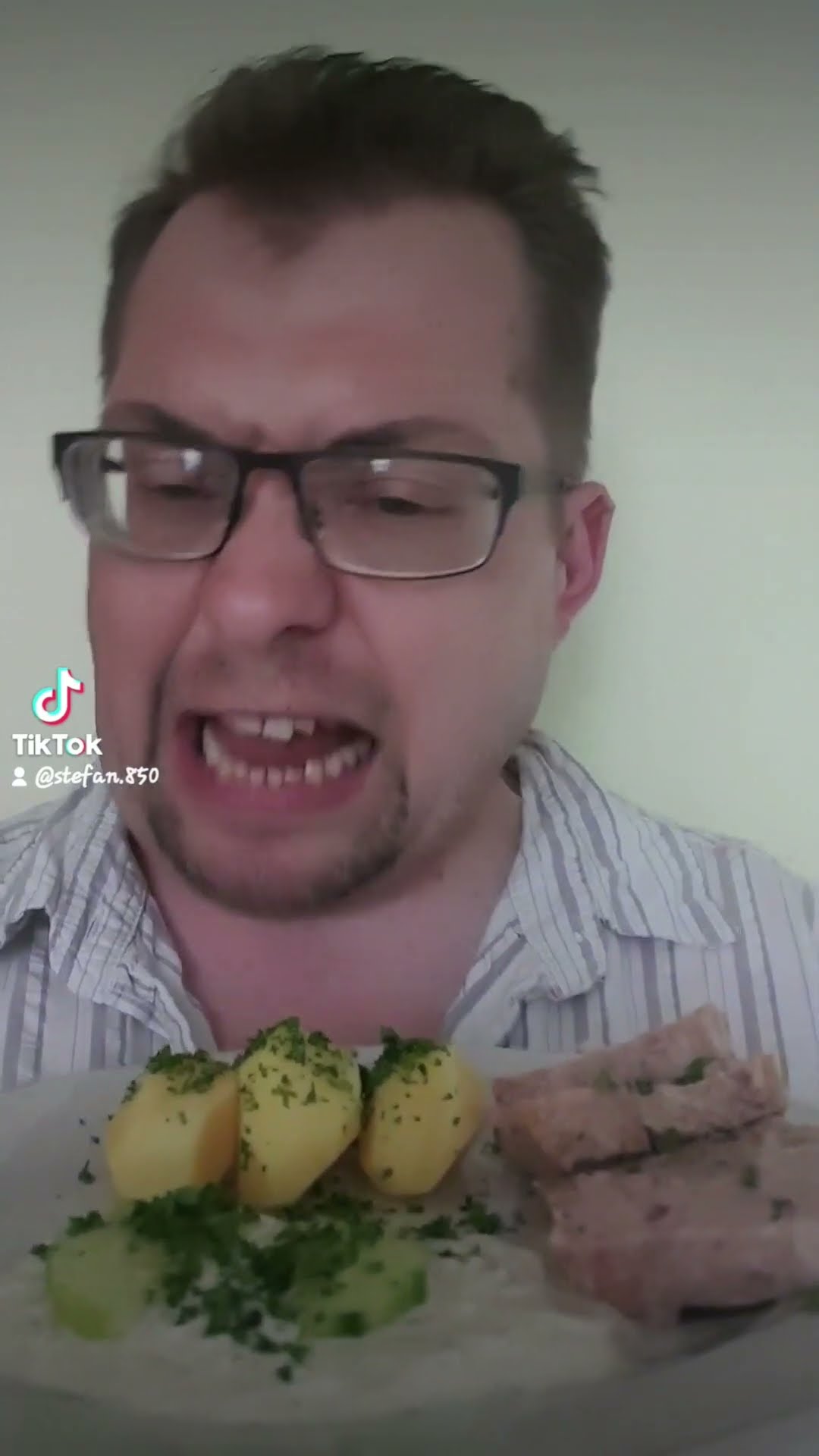 Part: 1 Pellkartoffeln mit frischen Zaziki und Bratwurst aus der Dose ...