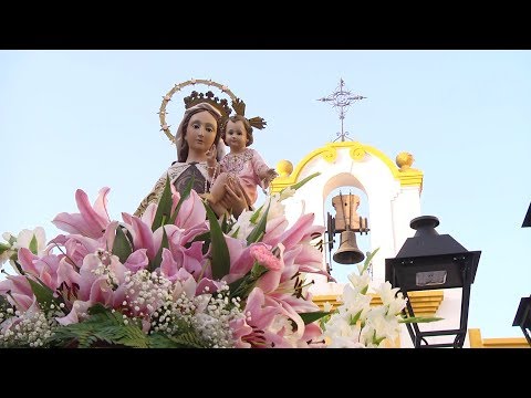 Los vecinos del puerto sacan en procesión a la Virgen del Carmen