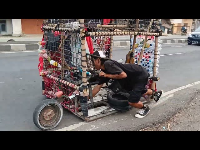 DENGAN PENUH SEMANGAT BOCAH NEKAT MELANJUTKAN PERJALANAN class=