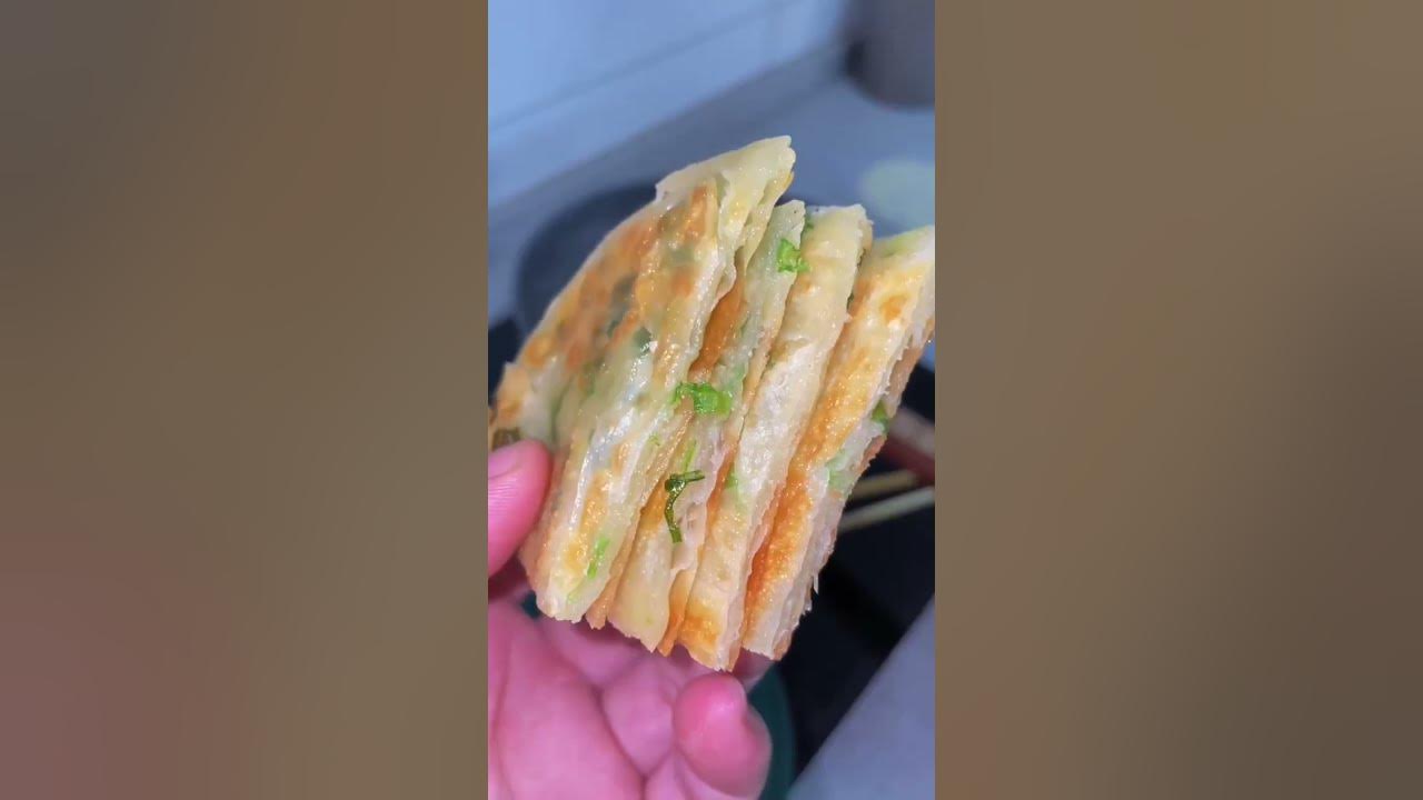 A simple way to make scallion pancakes that are crispy on the outside and tender on the inside