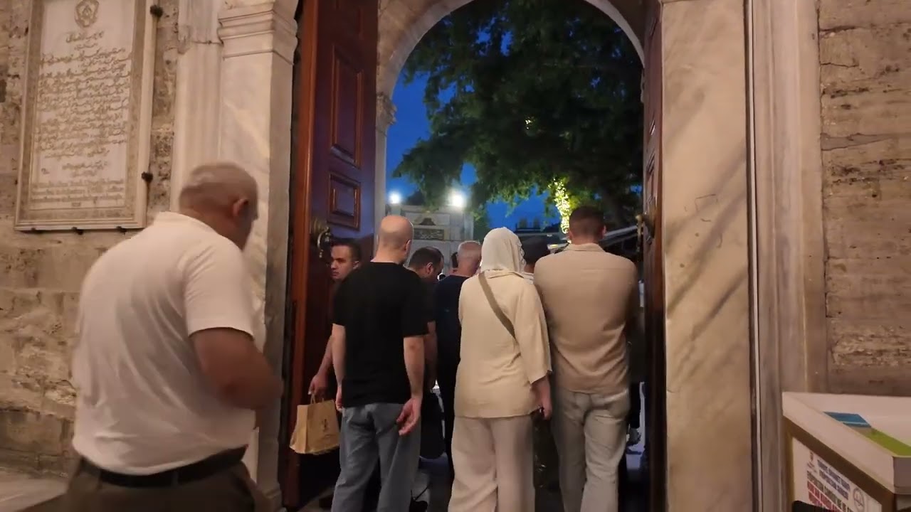 İSTANBUL EYÜP SULTAN CAMİ GECE GÖRÜNTÜLERİ İNSANLAR CAMİ İÇİ NAMAZ KILANLAR CADDELER