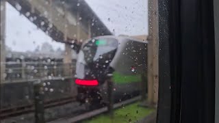 7538A次七堵發車經由西部幹線開往五堵貨場的E328單電力機車頭單機自走，和1142次新竹發車經由西部幹線開往基隆的銀綠色微笑號EMU900型十輛一編組EMU947區間車