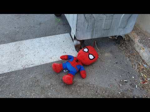 Spiderman'i Çöpe Atmışlar Buğra Çöpün Kenarında Görünce Çok Şaşırdı